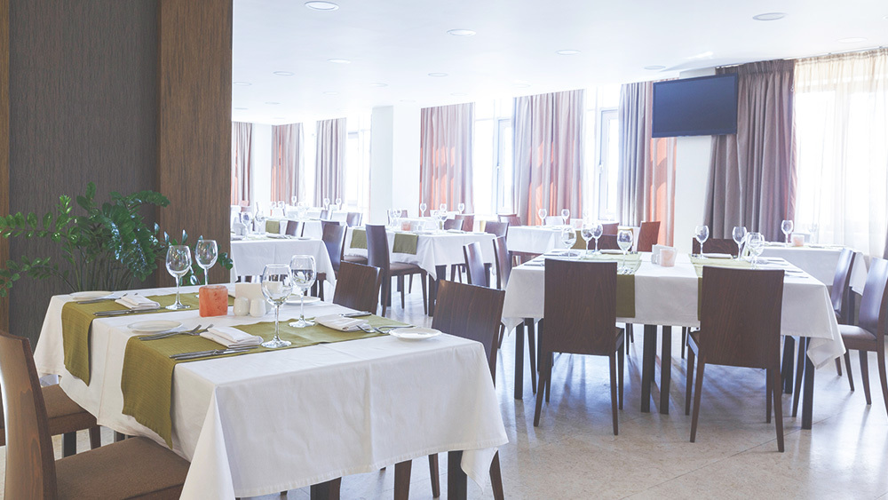 テーブルコーディネートされた宴会場