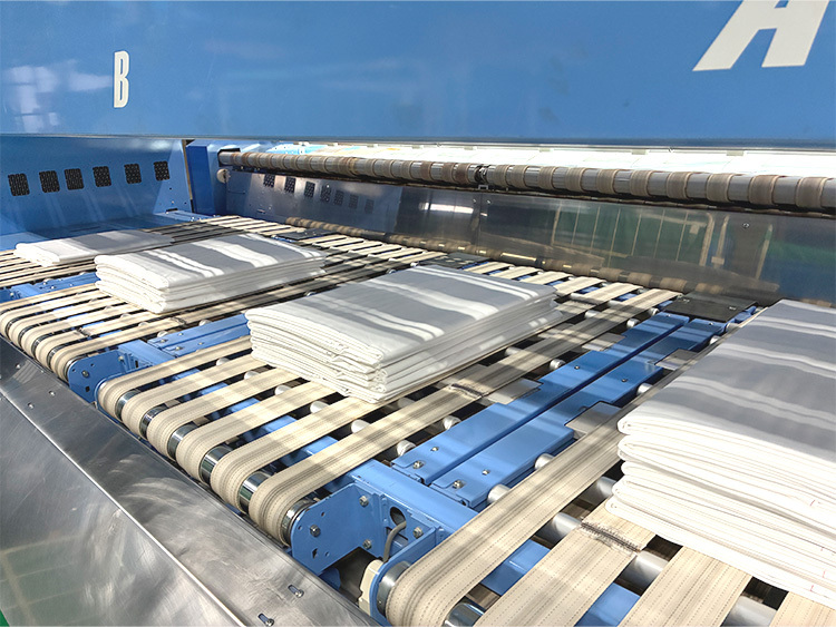 機械の中でシーツが畳まれている