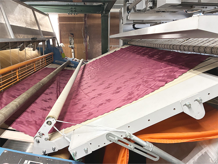 テーブルクロスが機械を通っている様子