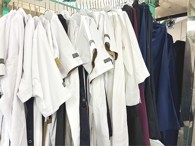 複数の白衣がハンガーにかかっている